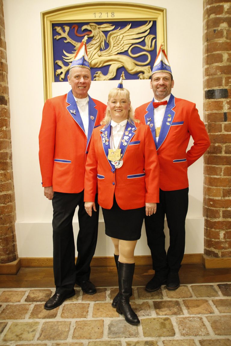 Der Vorstand vor dem Stadtwappen im Rostocker Rathaus