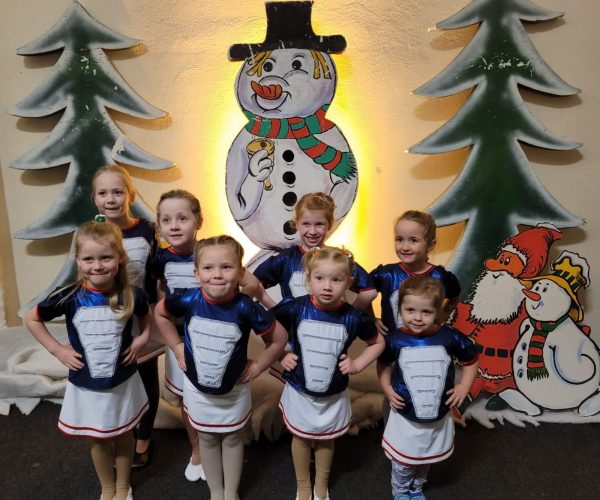 Minis mit ihrem Gardetanz